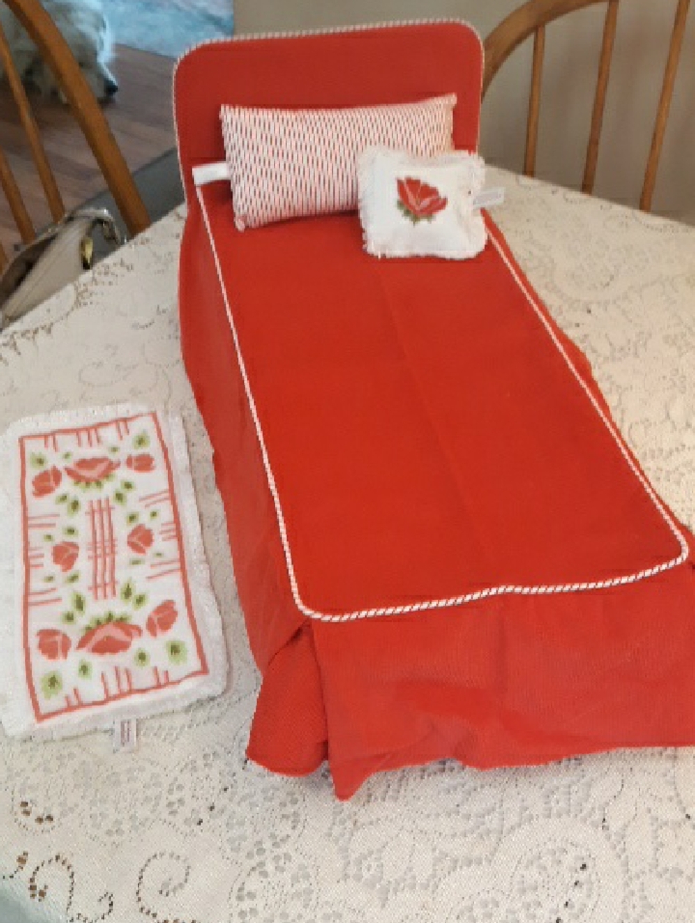 American girl Molly doll Bed and Bedspread, Rug, 2 Pillows